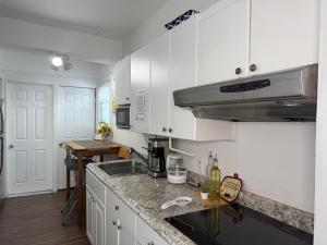 イングルウッドにあるCozy Private bedrooms Kitchen Wifiの白いキャビネットとカウンタートップを備えたキッチン +17枚の写真
