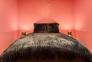 Una cama o camas en una habitación de La Ferme des Roses