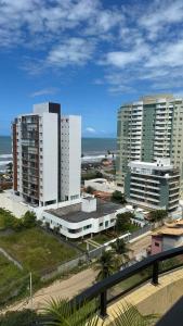 vistas a una ciudad con edificios altos y al océano en Lindo apartamento na zona sul de Ilhéus, en Ilhéus 23 fotos más