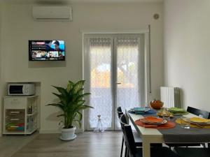 Μια τηλεόραση ή/και κέντρο ψυχαγωγίας στο Relax Apartment