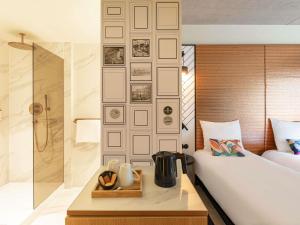 ルクセンブルクにあるホテル ポンテ ヴェッキオのベッドとシャワー付きのホテルルーム