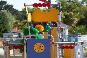 a ride at a playground with a stuffed animal on it at MH3-Confort, 3ch, 6 pl, 2 FUN-PASS OFFERT dès 5 nuits, LAVE VAISSELLE, TV, WI-FI, Draps fournis et ménage, en option ! in Pont-Aven