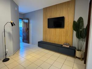 a living room with a tv on a wall at Studio Unimorada Near Lake Shopping and Market in Toledo