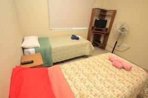 Habitación con 2 camas y ventilador. en Casa cómoda y espaciosa con pileta, en San Salvador de Jujuy 12 fotos más