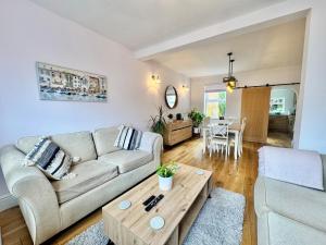 Χώρος καθιστικού στο The Palms at No10 - Spacious and Family Friendly