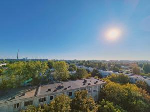 ブカレストにあるSouth Pearl Studioの屋根の鳥の見える建物