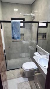 Un baño con ducha, inodoro y lavabo. en Casa em Redenção próx à Pecuária, en Redenção