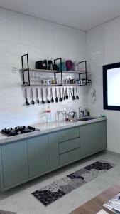 una cocina con fregadero y encimera en Casa em Redenção próx à Pecuária, en Redenção