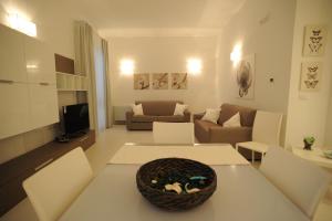 a living room with a couch and a table with a basket on it at Italiana Resort in Floridia