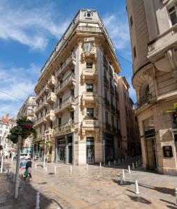 a large building on a street in a city at L'Odyssée, Toulon Hyper Centre in Toulon