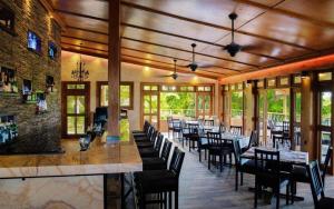 ein Restaurant mit Bar sowie Tischen und Stühlen in der Unterkunft Villa Collie Luxury Retreat7 King Master Brmaid in Sosúa