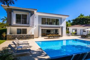 eine Villa mit Swimmingpool und ein Haus in der Unterkunft Villa Collie Luxury Retreat7 King Master Brmaid in Sosúa