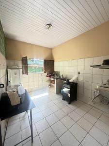 - une grande cuisine avec une table dans une chambre dans l'établissement Pousada pipa meu amor, à Pipa 21 autres photos