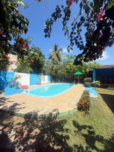 une piscine dans la cour d'une maison dans l'établissement Pousada pipa meu amor, à Pipa