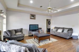 Φωτογραφία από το άλμπουμ του Spacious Suburban Home with Pool Access in Ridgeland σε Ridgeland