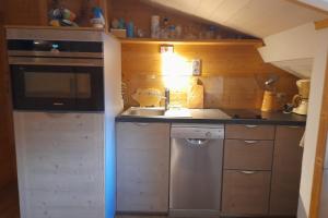 Il comprend une petite cuisine équipée d'un évier et d'un lave-vaisselle. dans l'établissement Apartment in the center of the village, à La Clusaz