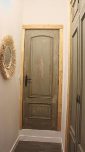 a wooden door in a room with a mirror at Casa cerca de Sevilla, la playa y Doñana in Aznalcázar +23 photos