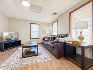 Et tv og/eller underholdning på Nashua -Queen beds - Mins to MHT - W/D in Unit -