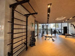 ein Fitnessstudio mit einer Wand aus Weinregalen in der Unterkunft Flat em Moema Grand Vitrali - Aero Congonhas in São Paulo