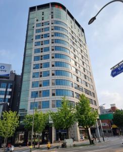 un grand bâtiment au coin d'une rue dans l'établissement Seoul Station Urban View Room, à Séoul
