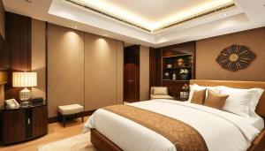 een slaapkamer met een groot bed en een klok aan de muur bij Hotel Seven Inn Plaza Near IGI Delhi Airport in New Delhi