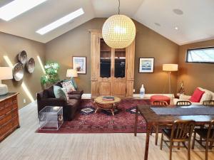 Posezení v ubytování Naples Luxury Retreat - 3 BDR Stay for 6 w Rooftop Patio