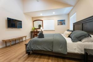 une chambre avec un grand lit dans une pièce dans l'établissement Mission Casa Del Mar, à San Diego