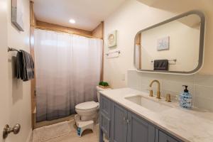 une salle de bain avec un lavabo, des toilettes et un miroir dans l'établissement Mission Casa Del Mar, à San Diego 18 autres photos