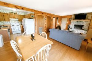 Η κουζίνα ή μικρή κουζίνα στο Mountain Ridge 2 King Bedrooms, Hot Tub, Mountain Views, FREE Tickets +10 φωτογραφίες