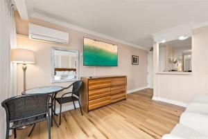 Кухня или мини-кухня в Brooks Beach Vacations Wyndham 4 Star Resort 1805 Waikiki
