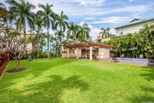 Сад в Brooks Beach Vacations Wyndham 4 Star Resort 1805 Waikiki