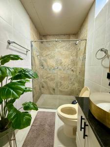 a bathroom with a shower and a toilet and a sink at Villa Paz CASA QUINTA CON PISCINA PRIVADA in Ricaurte