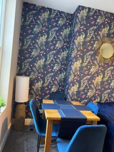 ein Raum mit einem Tisch und Stühlen und einer Wand mit Tapete in der Unterkunft Apartment 2 at Blackburn Heights Sleeps 4 in Bridlington + 36 Fotos