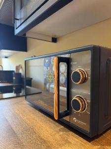 ein Toaster mit einer Glastür auf einer Theke in der Unterkunft Apartment 2 at Blackburn Heights Sleeps 4 in Bridlington