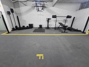 a room with a gym with equipment in it at Apartamento Charme e Aconchego da Serra in Petrópolis