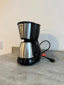 a black and silver blender sitting on a counter at Sobrado Beira Mar 25m da Praia in Peruíbe
