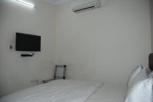 Postel nebo postele na pokoji v ubytování Tourist Hotel + 1 fotografie