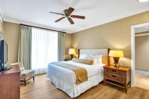 une chambre avec un lit et un ventilateur de plafond dans l'établissement KBM Resorts FREE CAR Honua Kai Ocean view 2-Bedroom Condo with Huge Wraparound Lanai HKK-413, à Kaanapali Airport 33 autres photos