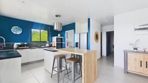 Una cocina o cocineta en Le ROCHER BLEU 3 ETOILES