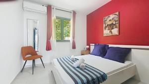Una cama o camas en una habitación de Le ROCHER BLEU 3 ETOILES 9 fotos más