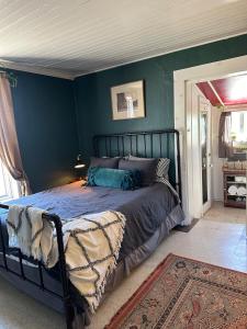 Ένα ή περισσότερα κρεβάτια σε δωμάτιο στο 1900s Miner's cabin behind Tombstone Brewery +54 φωτογραφίες