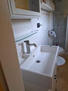 Bilik mandi di Appartamento San Quirico