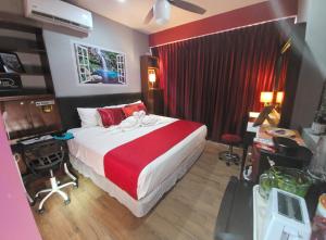a bedroom with a bed and a desk and a room with a bed sidx sidx at Villa Alejandra Merida Yucatan in Mérida