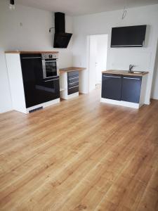 Gallery image of City Apartment Göppingen - Neu Renoviert & Voll Ausgestattet, Moderne Wohnung mit Küche & Balkon in Göppingen