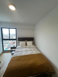 Un dormitorio con una cama grande con una ventana grande. en Vista Skyline en Piso 13 - Entre Lince y San Isidro, en Lima 29 fotos más