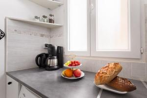 Køkken eller tekøkken på Michaud Charming apartment near Paris