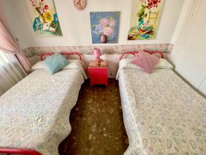 two beds sitting next to each other in a bedroom at Casa-Villa en Lorca relax vistas y piscina privada in Lorca