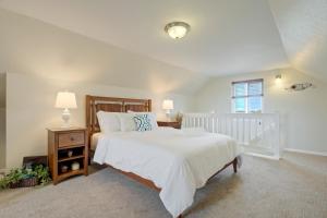 una camera da letto con un grande letto bianco e una finestra di Home on the Plains - Free Range Cattle a Peyton