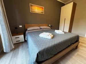 レッジョ・エミリアにあるDream Houseのベッドとタオル2枚のある寝室