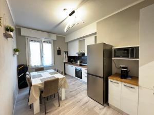 レッジョ・エミリアにあるDream Houseのテーブルと冷蔵庫のあるキッチン